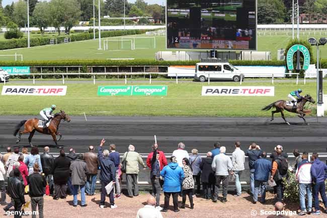 20/05/2015 - Le Croisé-Laroche - Prix du PMU l'Imprévu : Ankunft